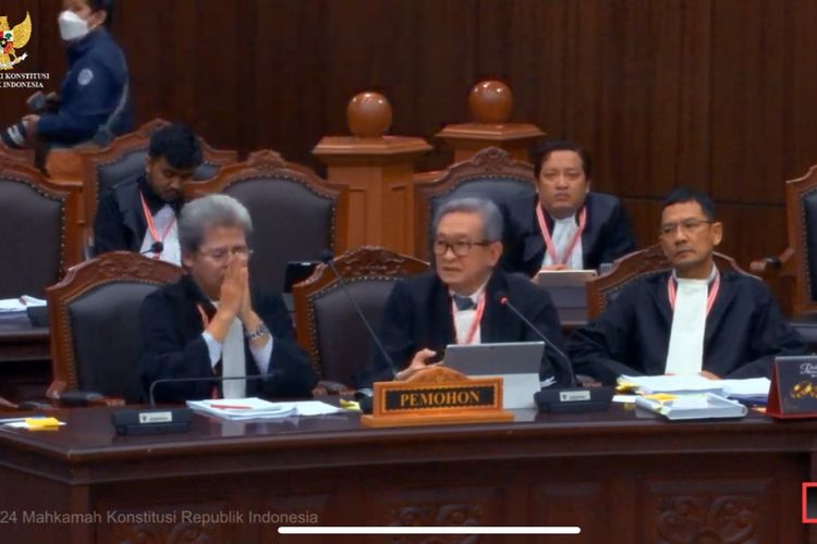Anggota tim hukum TPN Ganjar-Mahfud Maqdir Ismail (tengah) bertanya kepada ahli yang didatangkan kubu Prabowo-Gibran, seorang pakar hukum bernama Abdul Chair Ramadhan dalam sidang sengketa Pilpres di Gedung Mahkamah Konstitusi (MK), Jakarta Pusat, Kamis (4/4/2024).