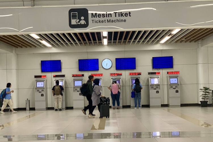 Mesin cetak tiket di Stasiun Whoosh Halim, Jakarta Timur. Penumpang hanya bisa memilih satu dari dua opsi: cetak tiket fisik atau pindai kode QR Whoosh.
