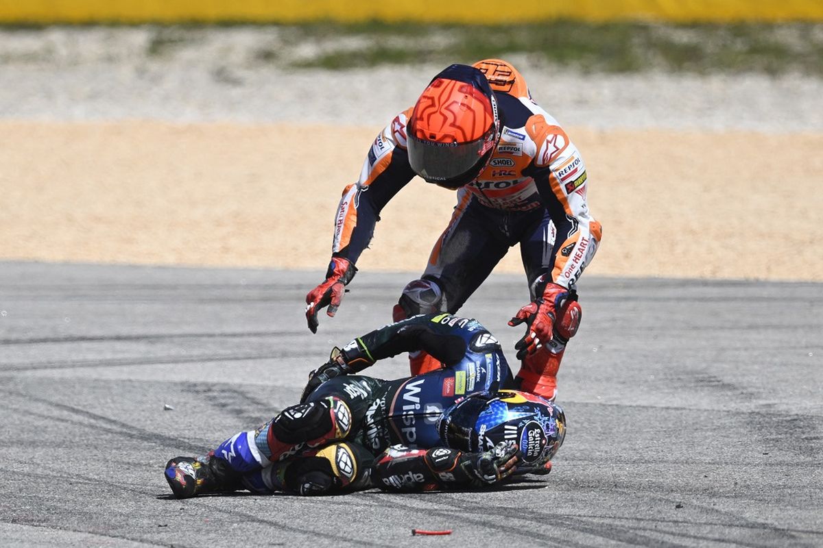 Pebalap Repsol Honda Marc Marquez menghampiri Miguel Oliveira seusai terlibat kecelakaan dalam balapan MotoGP Portugal di Sirkuit Internasional Algarve, Minggu (26/3/2023) malam WIB. Akibatnya, Marc Marquez dan Miguel Oliveira absen di MotoGP Argentina 2023. Marc Marquez dipastikan kembali absen pada MotoGP Amerika yang akan digulirkan akhir pekan ini.