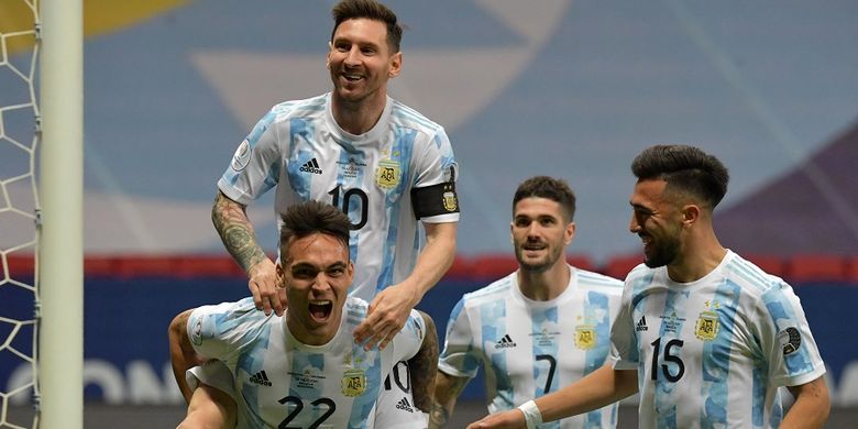 Penyerang Argentina Lautaro Martinez (kiri) merayakan gol dengan rekan setimnya Lionel Messi, Nicolas Gonzalez (kanan) dan Rodrigo De Paul dalam semifinal Copa America 2021 Argentina vs Kolombia di Stadion Mane Garrincha di Brasilia, Brasil, pada 6 Juli 2021.