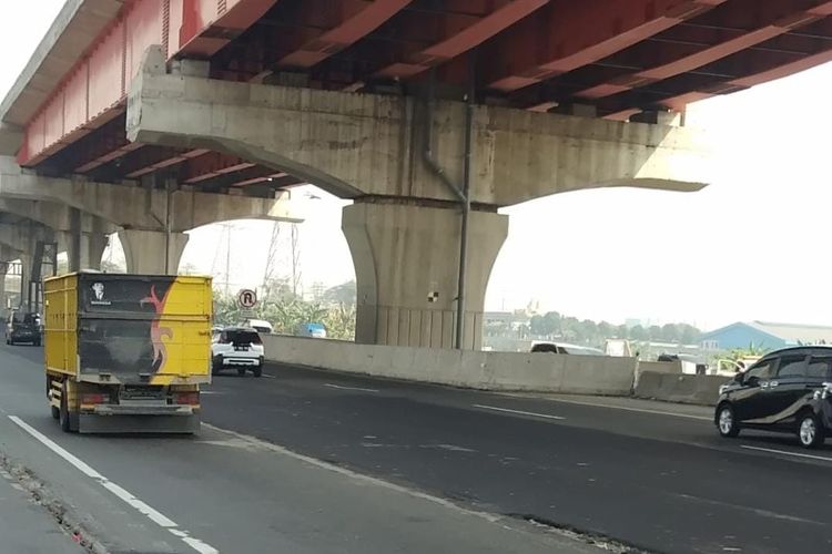 Perbaikan jembatan di Jalan Tol Jakarta-Cikampek
