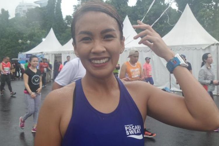 Presenter Melanie Putria menuntaskan perlombaan lari 10 K pada ajang Mandiri Jakarta Marathon 2016 di Monumen Nasional, Jakarta, Minggu (23/10/2016) pagi.