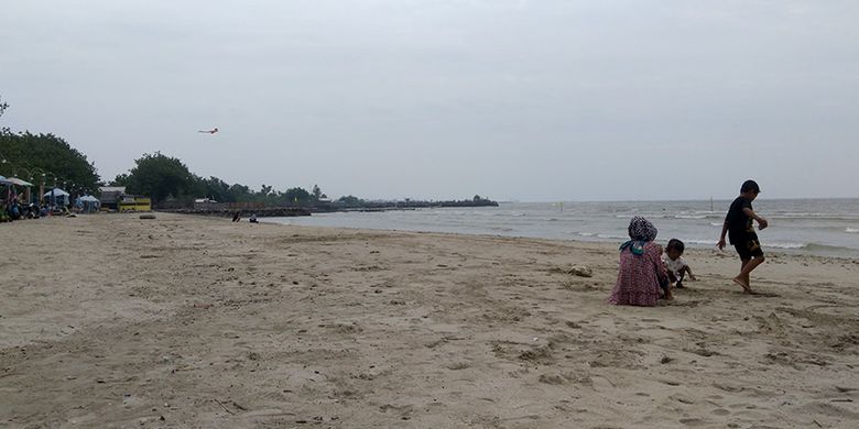 Pantai Dalegan di Gresik, Jatim, cocok sebagai tempat liburan bersama anggota keluarga.