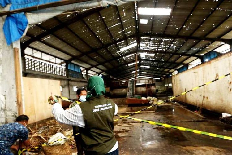 Keluarkan aroma busuk, pabrik pengolahan bulu ayam milik PT API di KIM 1, Kelurahan Mabar, Kecamatan Medandeli, ditutup Pemkot Medan, Jumat (13/8/2021)