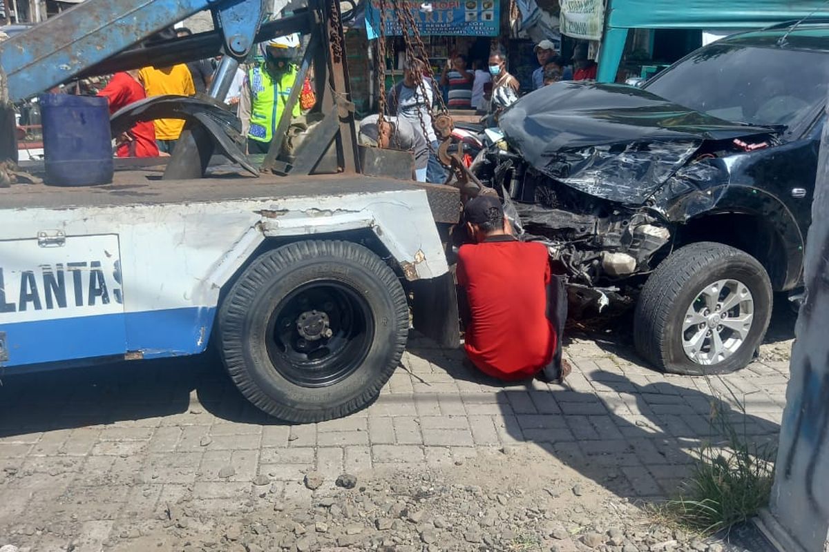 Sebuah mobil menabrak KRL yang tengah melintas di perlintasan kereta api di Jalan Duri Kosambi, Cengkareng, Jakarta Barat, pada Selasa (15/6/2021). 