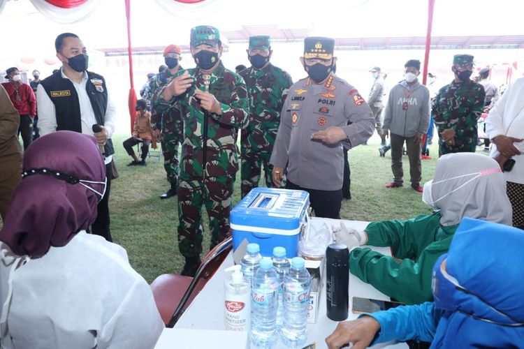 Panglima TNI Marsekal Hadi Tjahjanto saat meninjau pelaksanaan vaksinasi bersama Kapolri Jenderal Pol Listyo Sigit Prabowo, KSAL Laksamana TNI Yudo Margono hingga Gubernur Jawa Timur Khofifah Indar Parawansa di Surabaya, Jawa Timur, Jumat (15/10/2021).