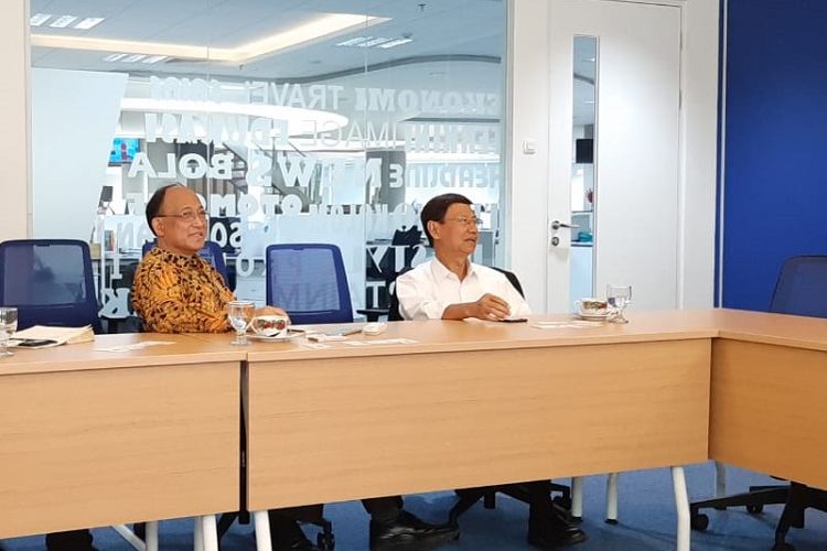 Chairman President University Foundation Budi Susilo Soepandji (kiri) dan pendiri President University, SD Darmono (kanan), saat berkunjung ke kantor Redaksi Kompas.com, Jakarta, Selasa (23/7/2019).