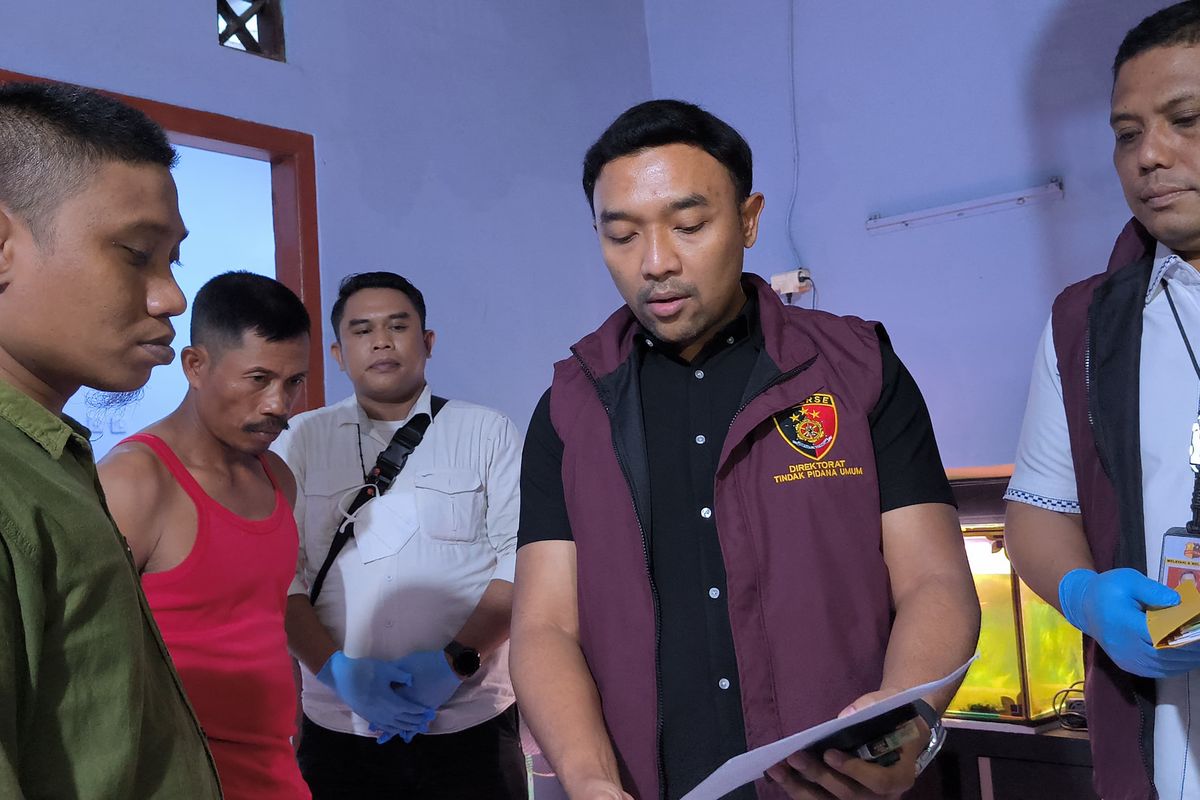 Ketua RT 05/02, Muhammad Sobirin (kemeja hijau tua), dan kakak ipar Sekdes Kohod, Marmadi (kaos singlet merah), bersama tim penyidik Bareskrim Polri.