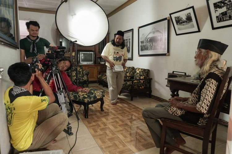 Kru Jaringan Kerja Film Banyumas Raya (JKFB) dan Cinema Lovers Community (CLC) Purbalingga saat proses penggarapan film dokumenter  Mencari Soetedja.
