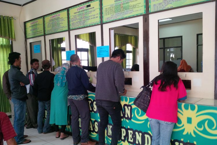 Suasana warga perbatasan Nunukan mengantri untuk memproses pembuatan E-KTP di Dinas Kependudukan dan Catatan Sipil Kabupaten Nunukan, Senin (28/5/2018). 