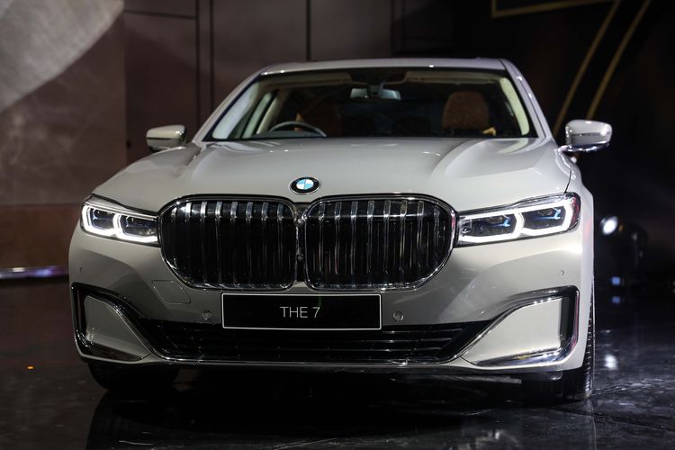 Mobil New BMW Seri 7 terlihat saat diluncurkan di Jakarta, Kamis (10/10/2019). BMW Seri 7 terbaru juga sudah dirakit lokal di pabrik BMW Production Network 2, Gaya Motor, Sunter, Jakarta. Mobil hadir dengan dua pilihan yakni The New BMW 740Li Opulence dan The New BMW 730Li M Sport.