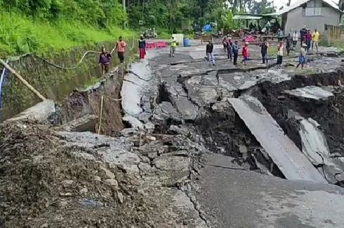 Penampakan Jalan Ambles di Perbukitan Piket Nol Lumajang, Jalur Menuju Malang Terputus