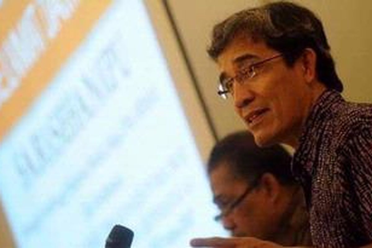 Komisioner Komisi Pemilihan Umum (KPU), Hadar Navis Gumay (kanan).