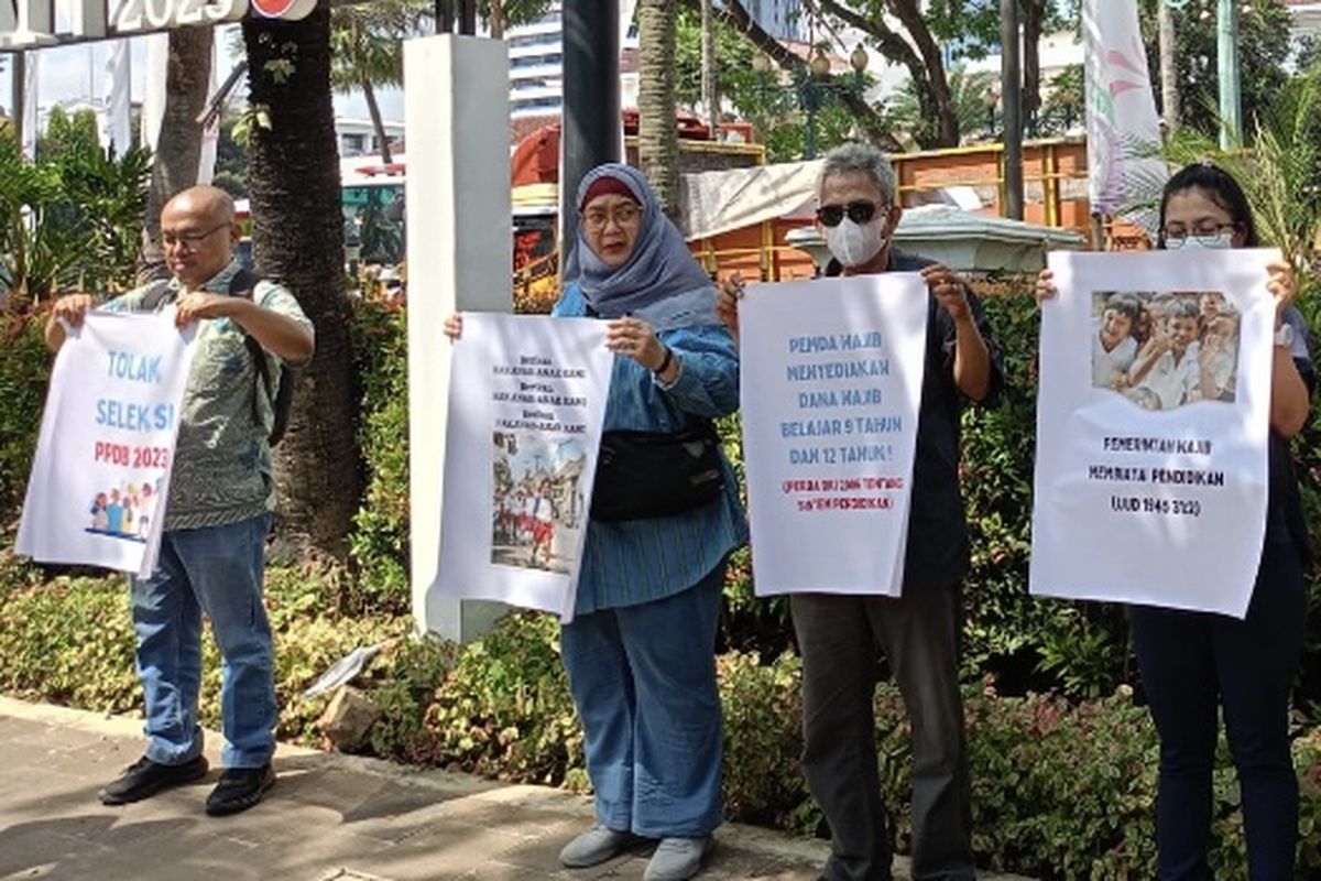 Sejumlah massa yang mengatasnamakan Koalisi Kawal Pendidikan Jakarta (KOPAJA) demo di Balai Kota DKI Jakarta, Jalan Medan Merdeka Selatan, Jakarta Pusat, Selasa (20/6/2023).