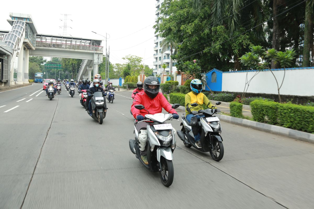 Naik motor tetap menerapkan protokol kesehatan dan memperhatikan safety riding di jalan.