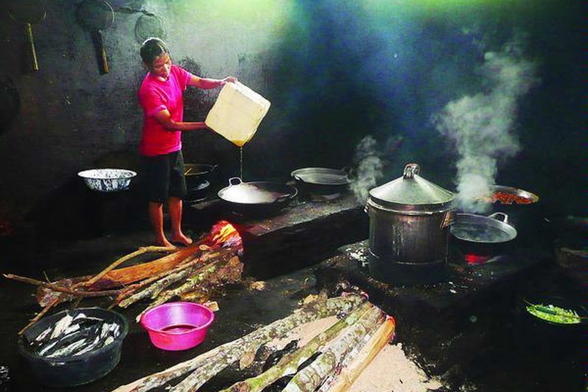 Suasana dapur di Warung Purnama di Tangkilan, Desa Pabelan, Kecamatan Mungkid, Magelang, Jawa Tengah, yang masih menggunakan tungku kayu bakar.