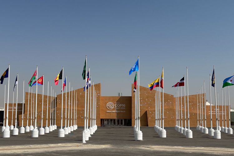 Tampak depan tempat perhelatan pembicaraan perlawanan degradasi lahan dan desertifikasi konferensi para pihak ke-16 (COP16) United Nations Convention to Combat Desertification (UNCCD) di Riyadh, Arab Saudi.