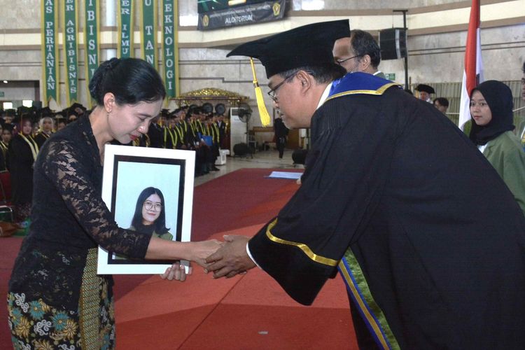 Kisah Ibu Gantikan Wisuda Anaknya di UPN Jogja, Meninggal Saat Tolong Sahabat