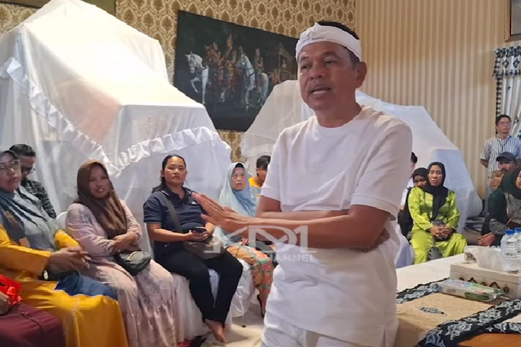 Momen Gubernur Jawa Barat Dedi Mulyadi mengundang remaja yang mengkritik kebijakan larangan wisuda dan penggusuran di bantaran kali untuk berdiskusi mengenai kebijakannya.