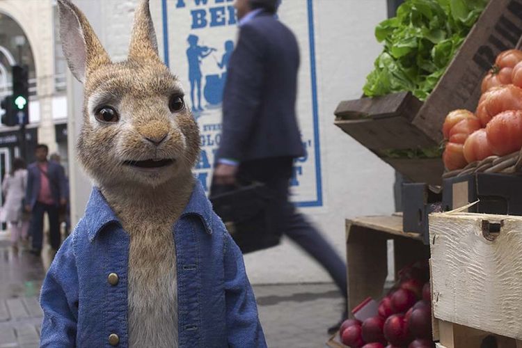 Cuplikan adegan dalam film Peter Rabbit 2: Runaway. Sayangnya sekuel dari Peter Rabbit ini harus ditunda pemutarannya di Eropa karena virus corona