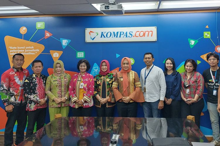 Bupati Kabupaten Tulang Bawang, Winarti (keenam dari kiri) bersama jajaran Pemkab Tulang Bawang, saat berkunjung ke Kantor Kompas.com di Jakarta, Kamis (8/9/2022)