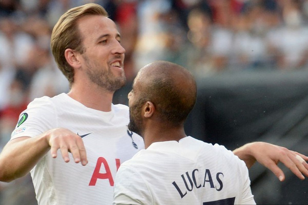 Pemain depan Tottenham, Lucas (kanan) merayakan dengan Harry Kane (kiri) setelah mencetak gol selama pertandingan sepak bola Grup G UEFA Europa Conference League antara Stade Rennais  dan Tottenham di Stadion The Roazhon Park, pada 16 September 2021.