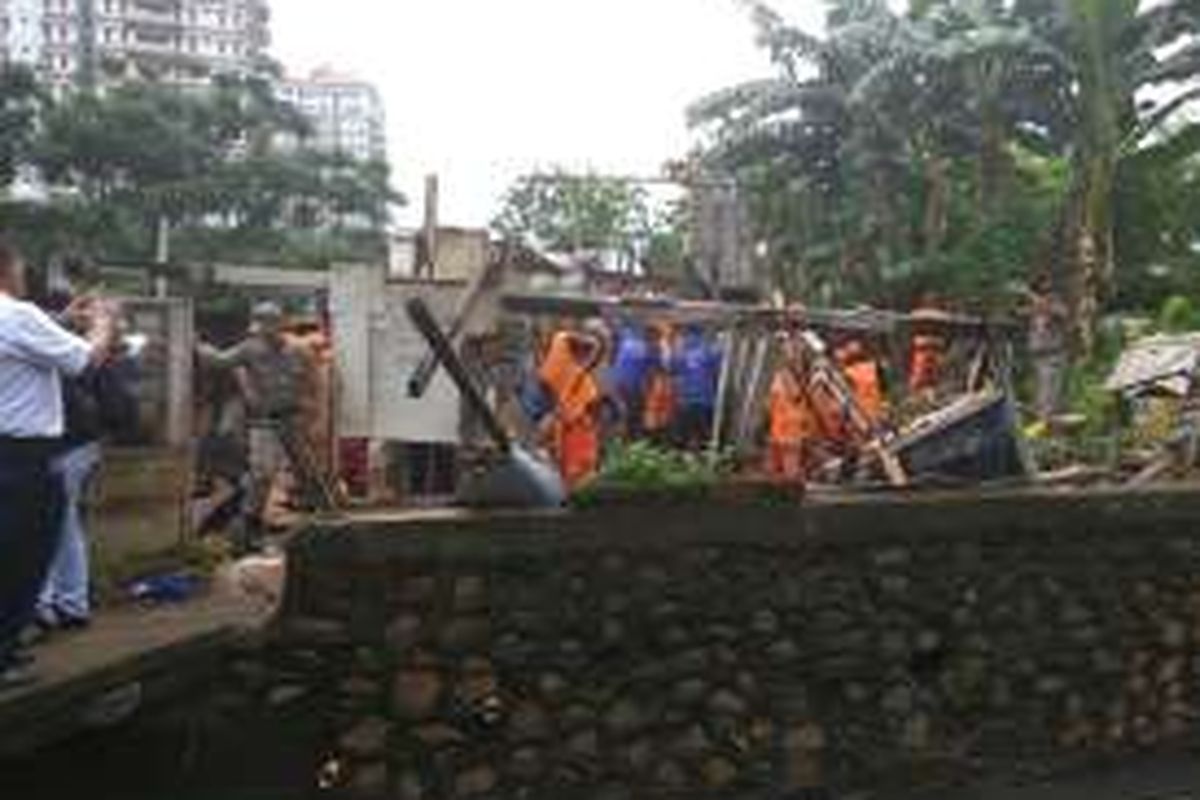 Rumah petak di Petogogan yang dibangun di atas Kali Krukut, dibongkar, Rabu (13//10/2016).