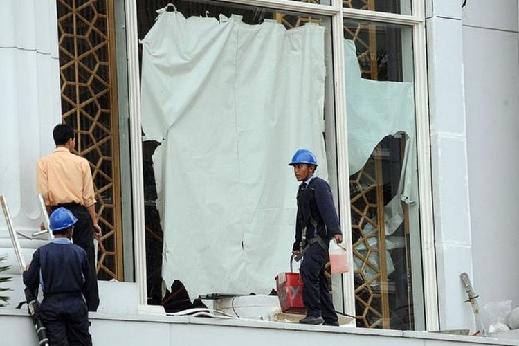 Para pekerja sedang memperbaiki panel jendela di Hotel Ritz-Carlton, Jakarta, yang rusak akibat serangan bom pada 31 Juli 2009.