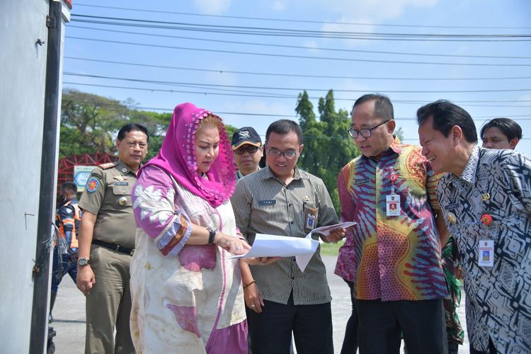 Walkot Semarang Hevearita Gunaryanti Rahayu (Mbak Ita) saat menghadiri acara Mbak Ita Sapa Warga di Kecamatan Genuk, Kota Semarang, Selasa (11/7/2023).