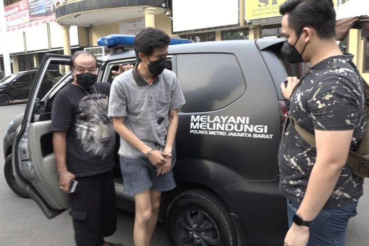 Satuan Reserse Kriminal Polres Metro Jakarta Barat menangkap AH pelaku, penipuan kepada artis yang berkedok sebagai utusan Presiden RI Joko Widodo. 
