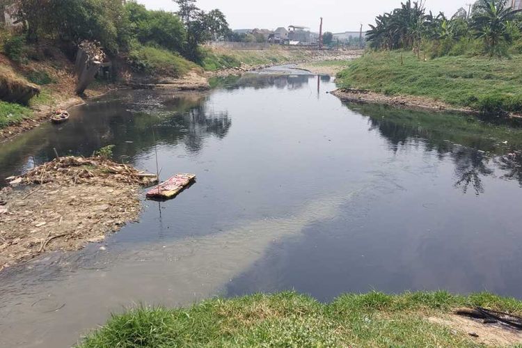 Kondisi air yang tercemar berwarna hitam dan menyebabkan ribuan ikan sapu-sapu mati di Sungai Cileungsi, Kabupaten Bogor, Jawa Barat, Rabu (27/9/2023).