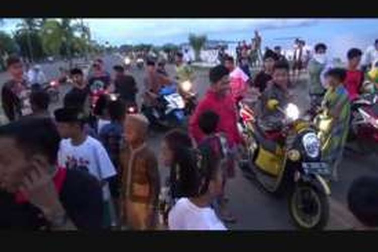 Dua kelompok pemuda yang terlibat balapan liar di jalan pantai bahari Polewali Mandar sulawesi barat berakhir ricuh setelah sejumlah pembalap dari dua kubu saling senggol hingga sejumlah pembalap terjatuh.