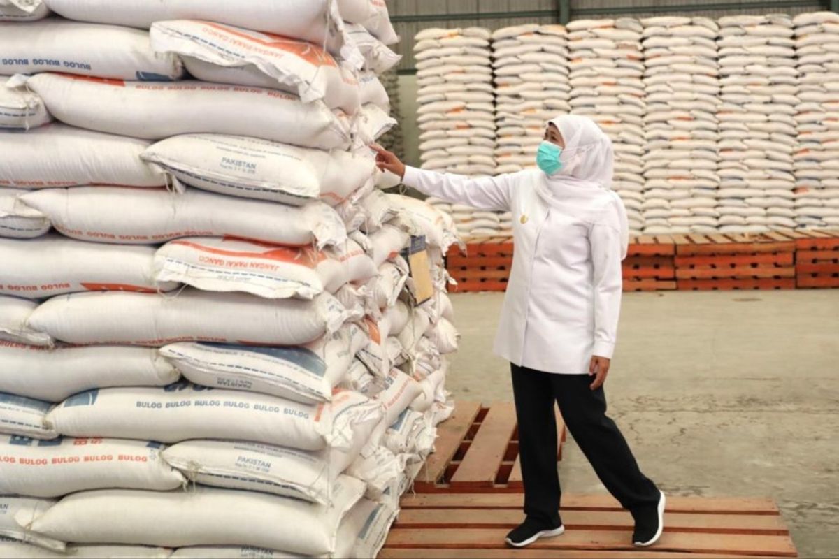 Gubernur Jatim Khofifah Indar Parawansa meninjau gudang beras Bulog di Kecamatan Buduran Sidoarjo Jawa Timur, Kamis (25/3/2021).