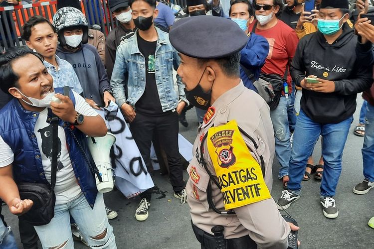 Sekelompok mahasiswa berunjukrasa menolak kenaikan harga BBM di depan kantor Depo Pertamina Tasikmalaya, Jawa Barat, Senin (4/4/2022).