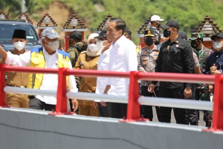 Presiden Joko Widodo meresmikan dua bendungan di Jawa Timur, yaitu Bendungan Tugu di Kabupaten Trenggalek dan Bendungan Gongseng di Kabupaten Bojonegoro, Selasa (30/11/2021).