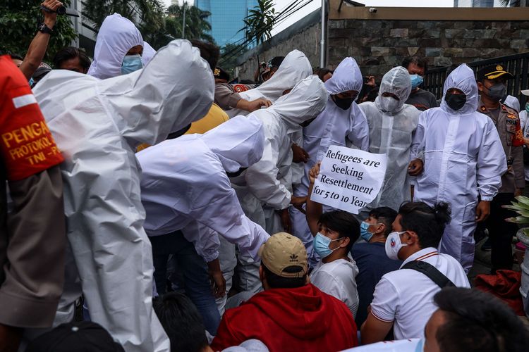 Pengungsi Afghanistan menggelar unjuk rasa di luar Kantor Komisaris Tinggi PBB untuk Pengungsi (UNHCR) di Jakarta Pusat, (4/10/2021). Mereka mendesak UNHCR untuk menyelesaikan proses pemukiman kembali yang berkepanjangan di Indonesia di tengah krisis yang sedang berlangsung di Afghanistan.