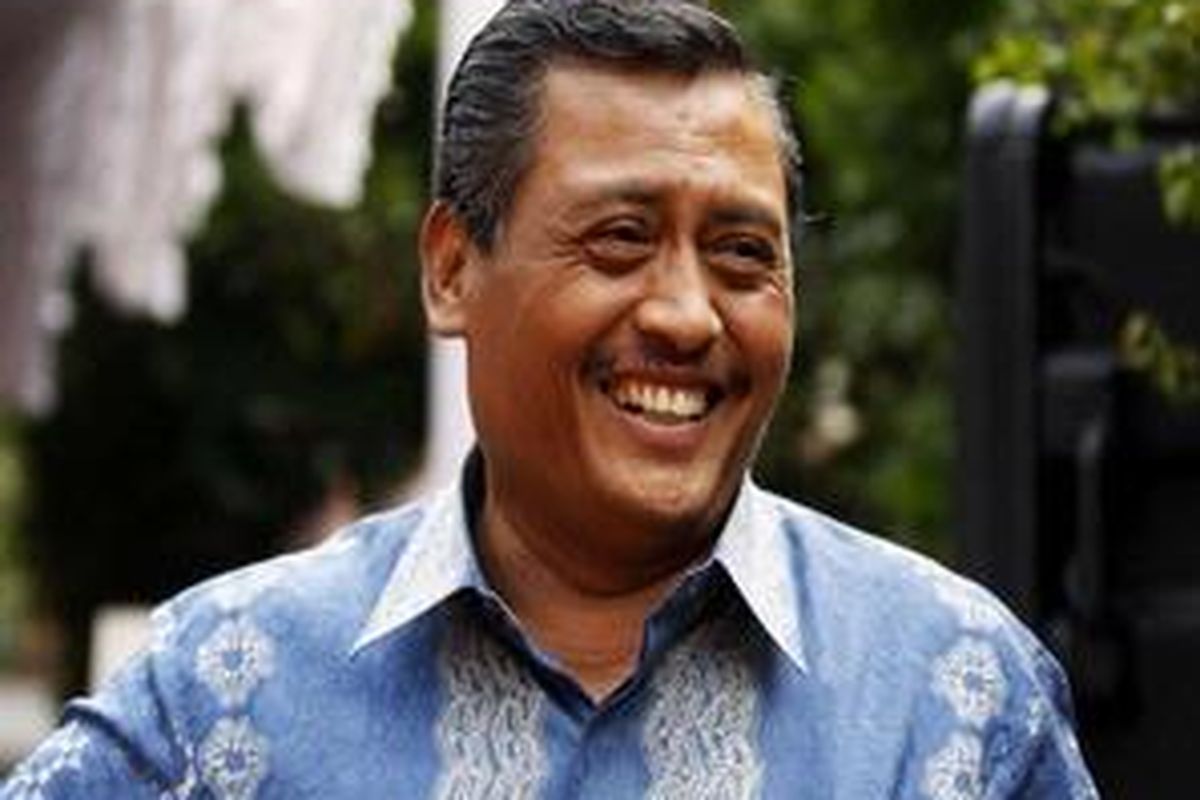 Mantan Kapolri, Sutanto sesaat sebelum menjalani proses wawancara dengan pasangan Presiden dan Wakil Presiden terpilih, SBY - Boediono di Puri Cikeas, Bogor, Jawa Barat, Sabtu (17/10). 