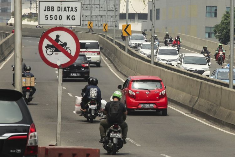 Sejumlah sepeda motor menerobos larangan melintas di Jalan Layang Non Tol (JLNT) Kampung Melayu - Tanah Abang, Jakarta, Rabu (5/7/2017)