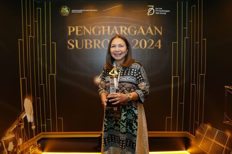 Direktur Komersial PGN Ratih Esti Prihatini terlihat menerima penghargaan Subroto Award 2024 mewakili PGN di Jakarta, Kamis (10/10/2024). 