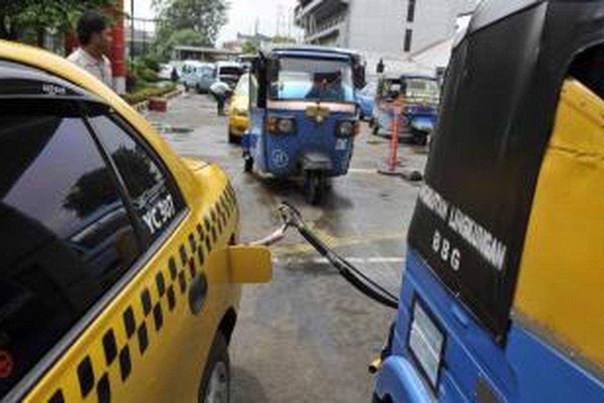 Kendaraan umum, seperti bajaj, mikrolet, dan taksi mengisi bahan bakar gas (BBG) di Stasiun Pengisian Bahan Bakar Gas (SPBG) Jalan Pemuda, Jakarta, beberapa waktu lalu.