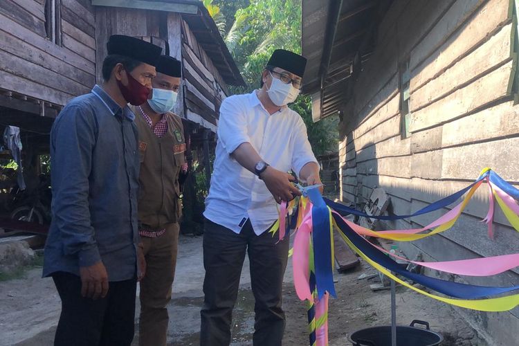 Wakil Bupati Luwu Utara Suaib Mansur meresmikan program Penyediaan Air Minum dan Sanitasi Berbasis Masyarakat (Pamsimas) yang diterima 60 kepala keluarga (KK) di Desa Pombakka, Malangke Barat, Jumat (11/6/2021).