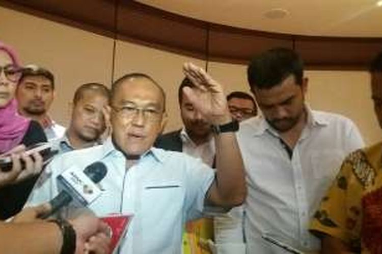 Ketua Umum Partai Golkar hasil Munas Riau, Aburizal Bakrie saat bertemu dengan poros muda Partai Golkar di Bakrie Tower, Kuningan, Jakarta Selatan, Rabu (17/2/2016)