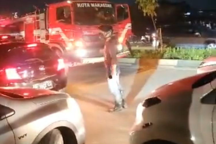 Armada pemadam kebakaran (Damkar) Kota Makassar terjebak macet saat menuju ke tempat kejadian perkara (TKP) kebakaran di Trans Studio Mall Jl Metro Tanjung Bunga, Senin (24/4/2023) malam. 