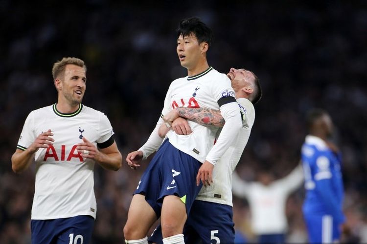 Bintang Tottenham Hotspur Son Heung-min (tengah) diangkan Pierre-Emile Hojbjerg usai mencetak gol ke gawang Leicester City pada laga pekan kedelapan Liga Inggris 2022-2023 di Stadion Tottenham Hotspur, Sabtu (17/9/2022) malam WIB.