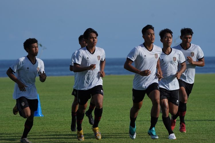 Skuad Bali United berlatih jelang mengikuti turnamen International Youth Championship 2021.