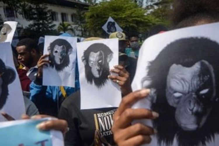 Massa aksi yang tergabung dalam Mahasiswa Papua melakukan aksi solidaritas di halaman Gedung Sate, Bandung, Jawa Barat, Kamis (22/8). Dalam aksinya mereka menolak pernyataan rasisme terhadap orang Papua. 