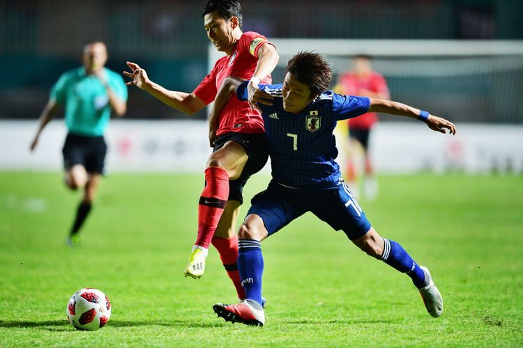 Son Heung-min berebutan bola dengan Teruki Hara pada laga Korea Selatan vs Jepang dalam final cabang sepak bola putra Asian Games 2018 di Stadion Pakansari, 1 September 2018. 
