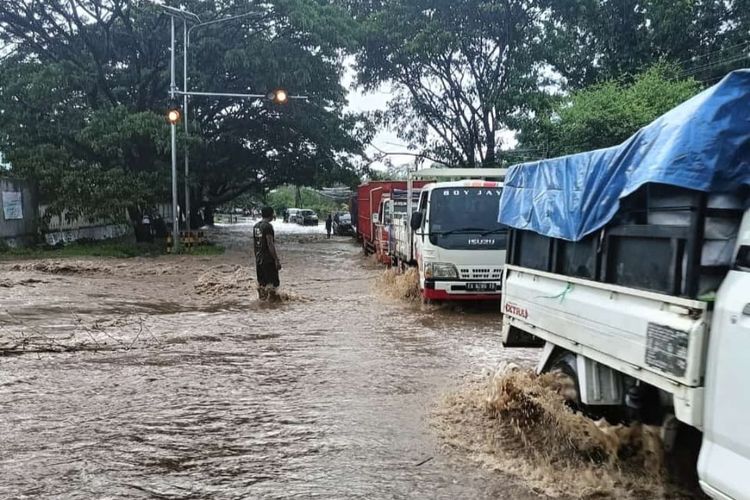 Kemacetan karena banjir bandang di jalan raya lintas Sumbawa Bima Kabupaten Sumbawa karena tanggul jebol Minggu sore