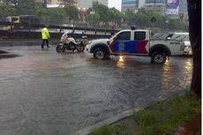 Banjir, Jalan Gatot Subroto Depan Balai Kartini Ditutup