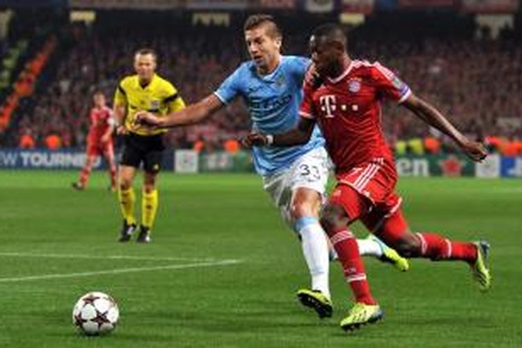 Bek Manchester City, Matija Nastasic (kiri) saat berebut bola dengan pemain Bayern Muenchen, David Alaba pada matchday kedua Grup D Liga Champions di Etihad Stadium, Rabu (2/9/2013). City takluk 1-3 dari Bayern pada laga tersebut. 